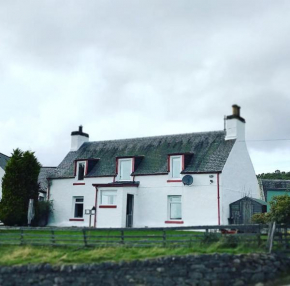 Traditional Croft Cottage Minutes from Lochness